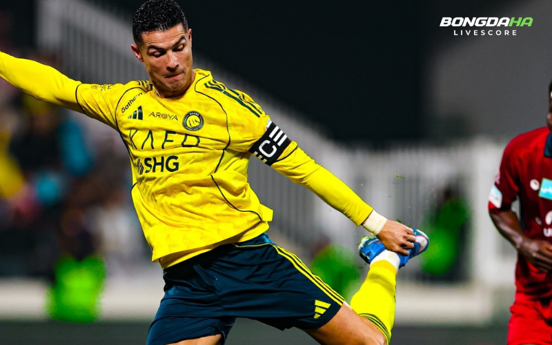 Ở tuổi 40, Ronaldo vẫn là nỗi khiếp sợ của mọi hàng thủ