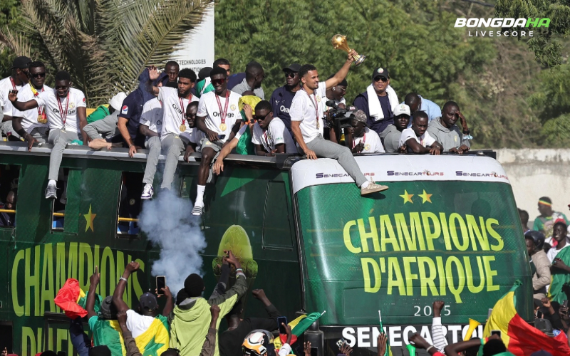 Các cầu thủ Senegal sung sướng ăn mừng cùng CĐV nhà