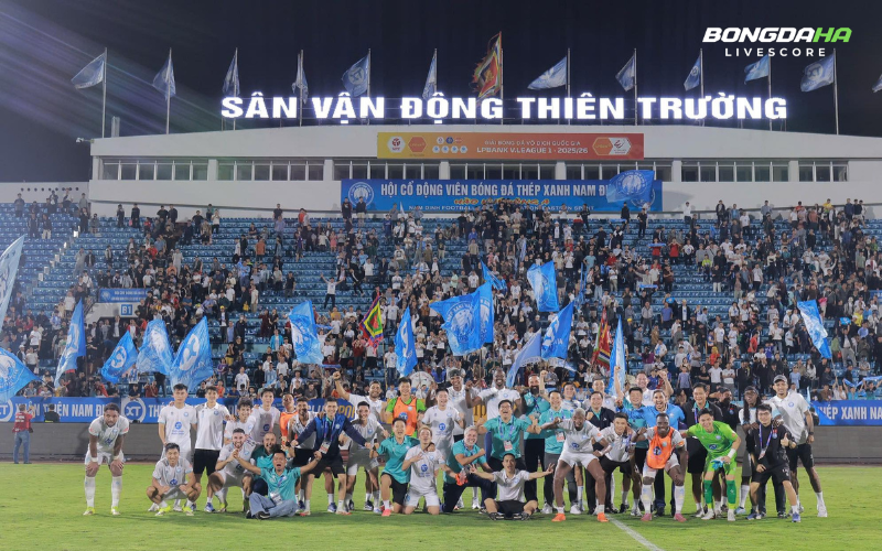 Các cầu thủ ăn mừng sau chiến thắng