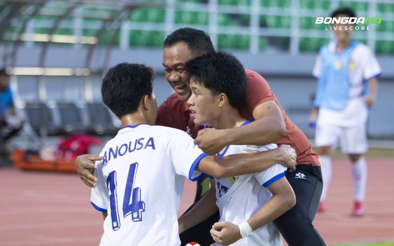 Lào xuất sắc giành vé vào bán kết