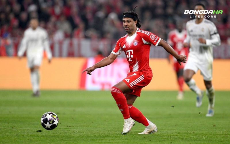 Serge Gnabry dính chấn thương cơ khép nghiêm trọng ngay trên sân tập của Bayern Munich