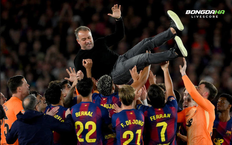 Các cầu thủ Barca ăn mừng chức vô địch cùng HLV