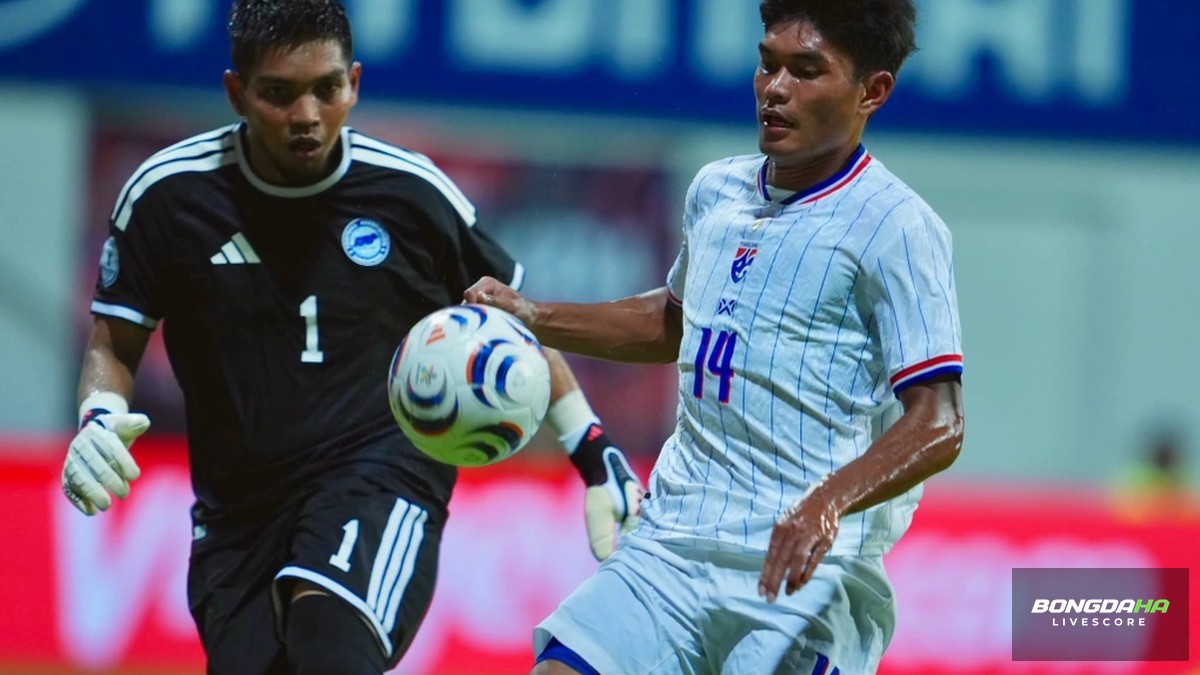 Teerasak Poeiphimai (số 14) đã có cho mình 4 bàn thắng tại ASEAN Cup 2026 sau cú đúp vào lưới Singapore.