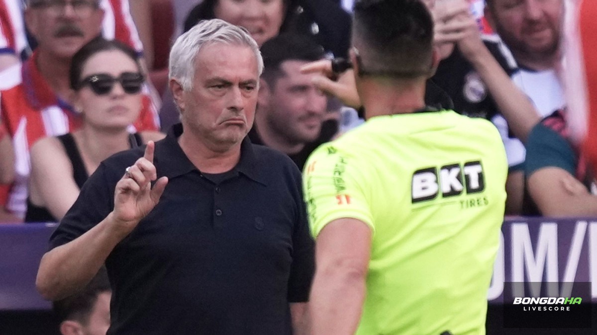 Jose Mourinho phẫn nộ, trưng bằng chứng trọng tài sau thất bại derby